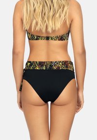 Czarny bikini z wielokolorową, wzorzystą taśmą z tyłu. Materiał jest gładki i elastyczny, z wysokim stanem.