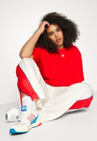 adidas Originals TEE - Paprasti marškinėliai - vivid red