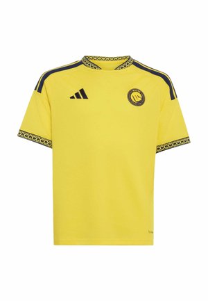 Gul kortærmet sportstrøje med sort mønstret krave og manchetter, sorte striber på skuldrene, Adidas-logo og Al Nassr fodboldklubemblem.
