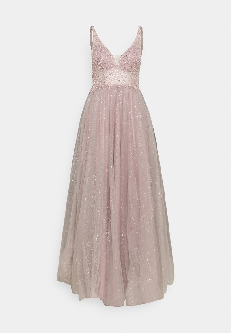 Robe de soirée rose longue jusqu'au sol avec un profond décolleté en V, un corsage sans manches couvert de sequins et une jupe en tulle scintillante et fluide.