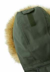 Parka verde con una rifinitura in pelliccia sintetica sul cappuccio. Tessuto liscio e testurizzato con dettagli di cucitura. Presenta una cinghia in velcro sul cappuccio.