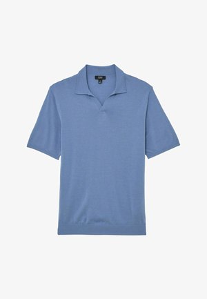 Hele sinise lühikeste varrukatega polo-särk, tehtud siledast kangast, millel on v-kaelus ja soonikuga alumine serv. Silmatorkavaid mustreid ega aksente pole.