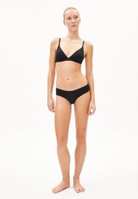 Set di bikini nero con bralette triangolare e slip a vita bassa, realizzato in tessuto morbido, dotato di spalline regolabili e design minimalista.
