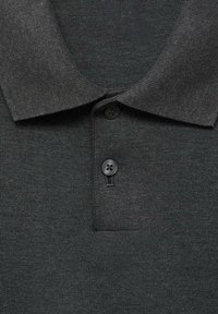 Dunkelgrau Poloshirt mit geripptem Kragen, ausgestattet mit einer Drei-Knopf-Leiste, strukturiertem Stoff und schwarzen Kunststoffknöpfen.