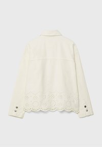 Witte spijkerjas met een geschulpte zoom met lasergesneden bloemmotieven, knoopmanchetten en een klassieke kraag.