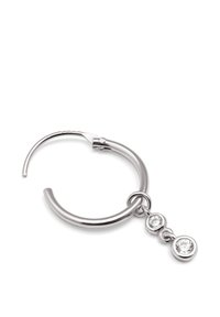 Silver hoops med två hängande klara kristaller, slät metallyta, runda former och ett säkert lås.