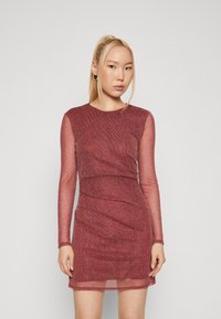 Schitterende bordeaux lange mouwen jurk met een aansluitende vorm en textuurstof, met een subtiele wikkeldesign en doorzichtige mouwen.