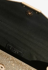 Interiorul clutch-ului de culoare aurie cu captuseala din material negru. Prezintă o textură subtilă și o etichetă cu brandul „LIPSY LONDON”. Închidere cu capsa vizibilă.