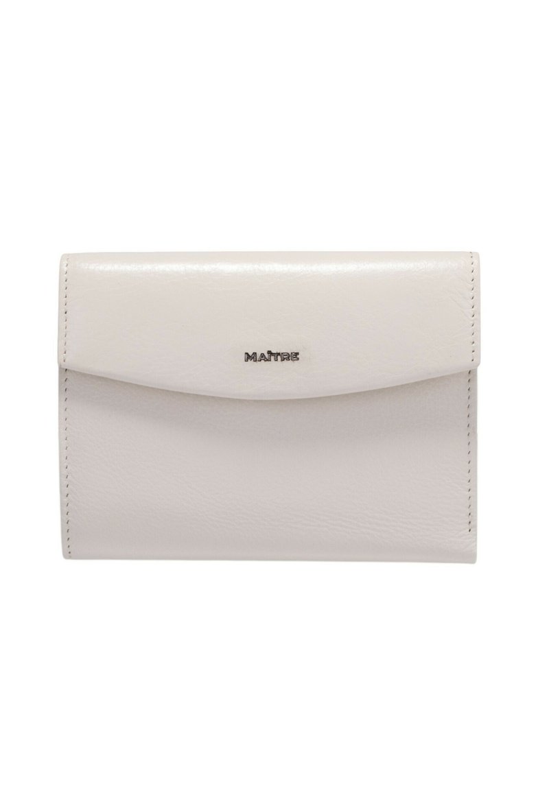 Portefeuille en cuir blanc au toucher lisse, avec un rabat arrondi et des coutures discrètes. Logo "MAITRE" embossé sur le devant.