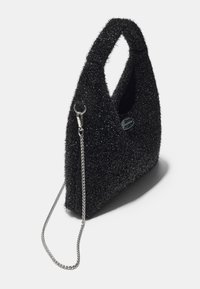 Borsa nera con materiale testurizzato e peloso. Presenta una forma audace e unica, un manico corto e una tracolla a catena argento rimovibile.