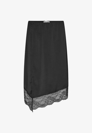 Falda negra midi con dobladillo asimétrico y borde de encaje floral en la parte inferior, con una pequeña abertura lateral y cintura elástica.