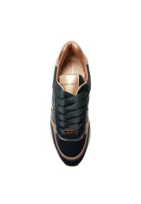 Sneaker nero e rame con una texture liscia, dotato di puntale arrotondato, lacci neri e dettagli laterali sottili. Logo dorato sul tallone.