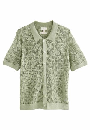 Grüne kurzärmlige Strickjacke mit einem strukturierten Rautenmuster, Kragen und sechs Knöpfen vorne. Hergestellt aus weichem Stoff.