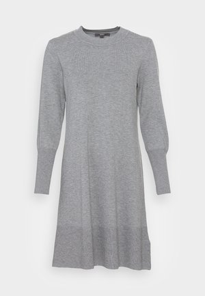 Vestido de punto gris hasta la rodilla, con mangas largas, cuello redondo y puños y dobladillo acanalados.