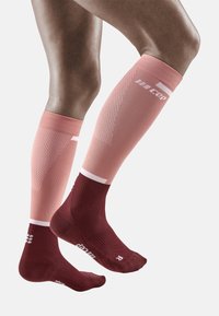 CEP THE RUN COMPRESSION SOCKS KNEE-HIGH WOMEN - MADE IN GERMANY - Kniekousen - rose dark red