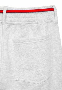 Lichtgrijze trainingsbroek met een rood en blauwe gestreepte tailleband, voorzien van een achterzak en een zachte, gestructureerde stof.