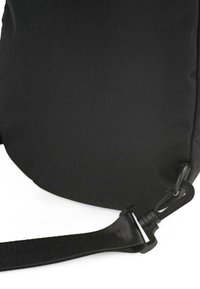 Bolsa de tejido negro con una superficie texturizada, que presenta una forma curvada, una correa ajustable y un clip de plástico para el enganchar.