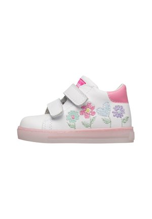 Chaussure pour tout-petit blanche avec deux bandes Velcro, talon rose, semelle transparente, et fleurs pastel ainsi qu'un cœur brodés sur le côté.