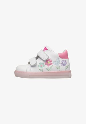 Scarpa bianca per bambino piccolo con due cinturini in Velcro, tallone rosa, suola trasparente e fiori pastello ricamati con un cuore sul lato.