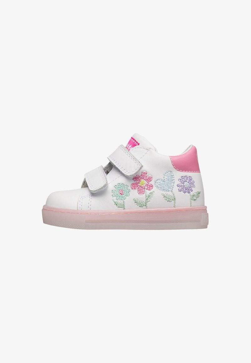 Chaussure pour tout-petit blanche avec deux bandes Velcro, talon rose, semelle transparente, et fleurs pastel ainsi qu'un cœur brodés sur le côté.
