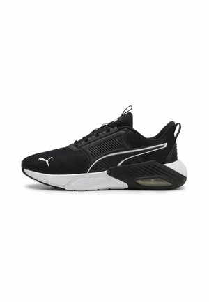 Chaussure de course Puma noire et blanche avec dessus en mesh, semelle rembourrée et unité d'air visible au talon, vue de côté.