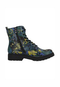 Bottines noires avec un motif floral bleu et jaune, dotées d'un laçage et d'un zip sur le côté, semelle en caoutchouc texturée.