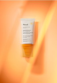 Murad Superactive Feuchtigkeitscreme LSF 50 in einer weißen Tube mit orangen Akzenten, ausgestattet mit einem Pumpspender und detaillierter Produktbeschriftung.