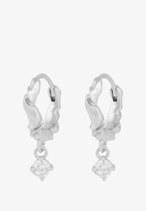 Silverfärgade hoops med en tvinnad design, som har en hängande fyrkantig kristallaccent i botten. Polerad metallfinish.
