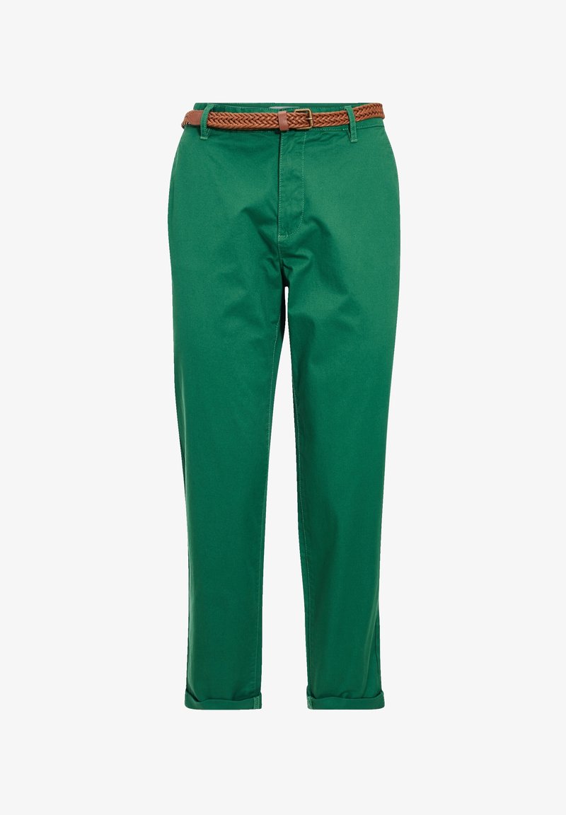 Pantalons en coton verts avec une coupe droite, ornés d'une ceinture en cuir tressé marron et de ourlets retroussés. Texture lisse, design minimaliste.