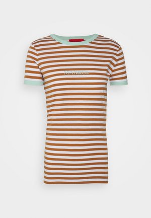 T-shirt rayé horizontal marron et blanc à manches courtes, bordure vert menthe et logo "MAX&Co." centré sur la poitrine.