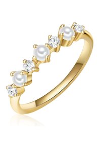 Zlatý prsteň so štyrmi striedajúcimi sa bielymi perlami a priehľadnými drahokamami, uloženými v šesťramenných prichyteniach, s hladkým lešteným oblúkom.