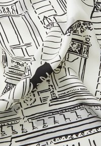 Fehér szövet fekete körvonalas nyomtatással, amely építészeti részleteket és dekoratív elemeket tartalmaz, kontrasztos mintát létrehozva. Sima textúra.