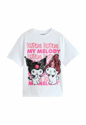 Camiseta blanca de manga corta con un estampado gráfico de dos personajes. Uno tiene acentos de lentejuelas negras y rosas. El texto dice "KUROMI MY MELODY" en rosa.