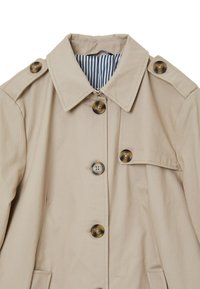 Trench coat beige, in tessuto di cotone, con grandi bottoni marroni, colletto e fodera interna a righe. Include tasche laterali.