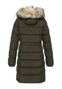 Mørkegrøn lang quiltet vinterjakke med hætte, der har beige og brune faux fur-b trim, vist fra ryggen.