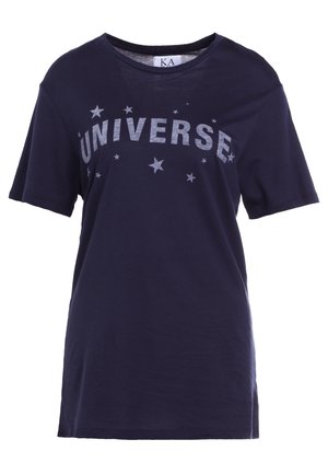 Laivastonsininen puuvillainen T-paita rennolla istuvuudella, jossa on harmailla kirjaimilla "UNIVERSE" ja ympäröiviä tähtiä yksinkertaisessa painokuviossa.