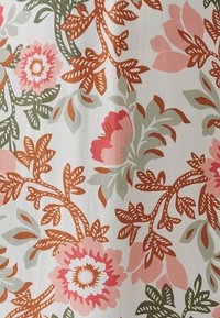 Tissu floral avec des motifs roses, orange et verts sur un fond blanc. Présente des feuilles et des fleurs détaillées avec un aspect texturé.