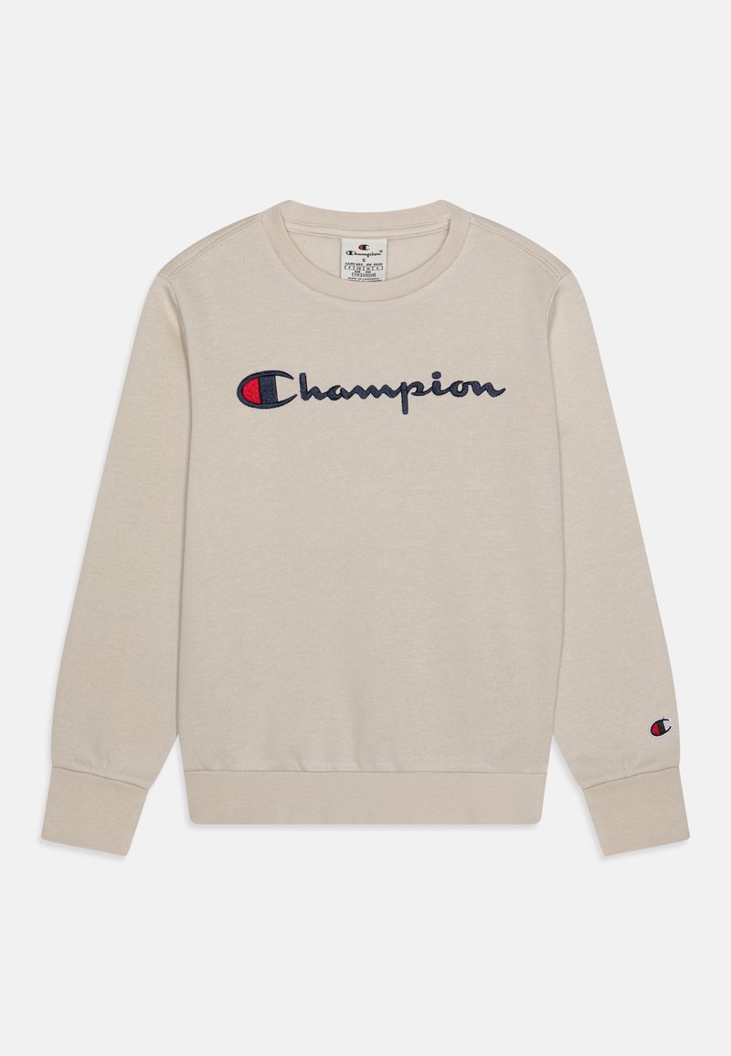 Sweat-shirt beige à manches longues, poignets et bas côtelés, avec le logo Champion en bleu marine et rouge sur la poitrine et un petit logo sur la manche gauche.