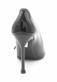 Czarne lakierowane szpilki z ostrym noskiem i smukłym obcasem stiletto, charakteryzujące się gładką, błyszczącą fakturą.