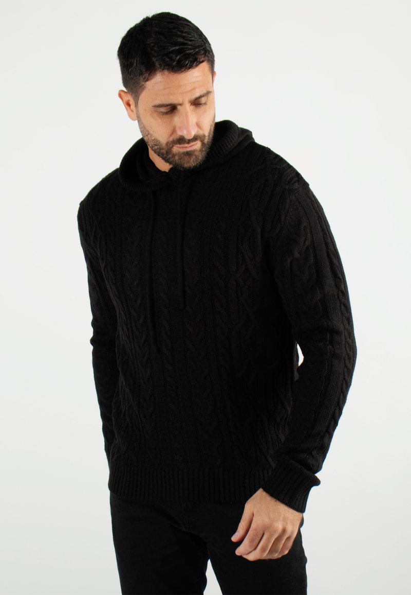 Sweat à capuche noir en maille torsadée avec un motif texturé, doté d'un ourlet et de poignets côtelés. Confectionné en tissu épais et chaud.