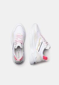 Weiße Sneaker mit rosa und grauen Akzenten; ausgestattet mit einer Kombination aus glatten und strukturierten Materialien, einer gepolsterten Sohle und kontrastierenden Seitenstreifen.