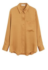 Chemise à manches longues jaune moutarde, en tissu lisse, avec un col pointu, une fermeture à boutons à l'avant et un détail de poche poitrine unique.