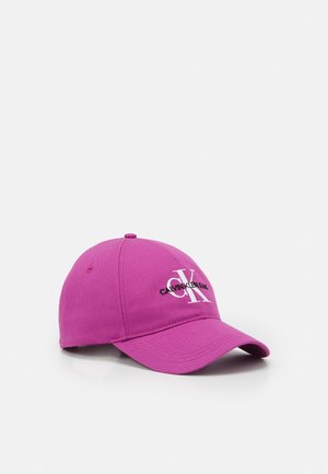 Lyserød baseballkasket med hvidt og sort Calvin Klein-logo broderet foran, vist på ensartet hvid baggrund.