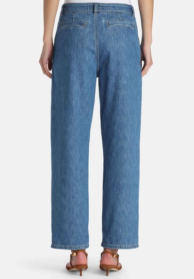 Plave traperice širokih nogavica imaju visok struk, stražnje džepove i čist dizajn. Tkanina ima teksturiranu završnu obradu i ležeran kroj.