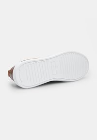 Bata Pantofi casual cu șiret - marrone
