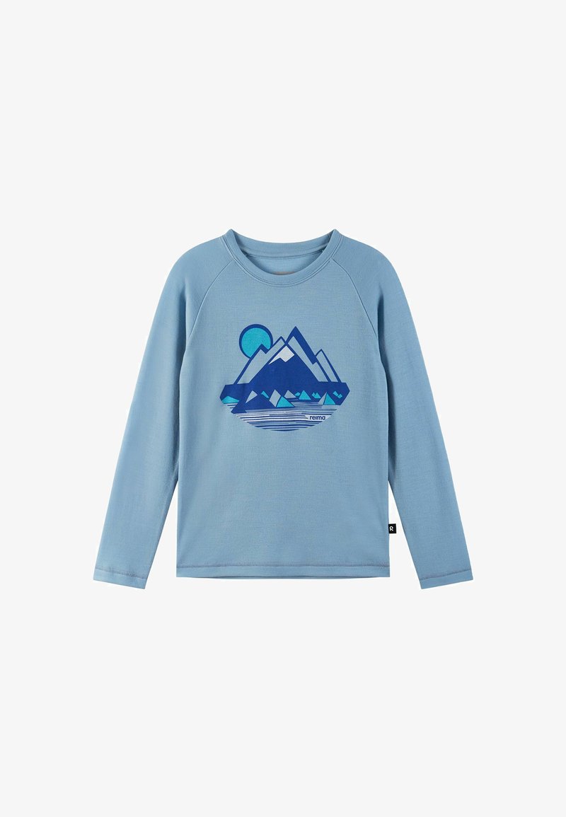 Jasnoniebieska koszula z długim rękawem z nadrukiem góry i słońca w ciemniejszym odcieniu niebieskiego. Posiada okrągły dekolt i rękawy raglanowe.