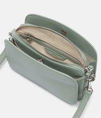 Borsa a tracolla verde in pelle con una texture liscia, dotata di un scomparto con zip e fodera in tessuto. Include una tracolla rimovibile e chiusura a scatto.