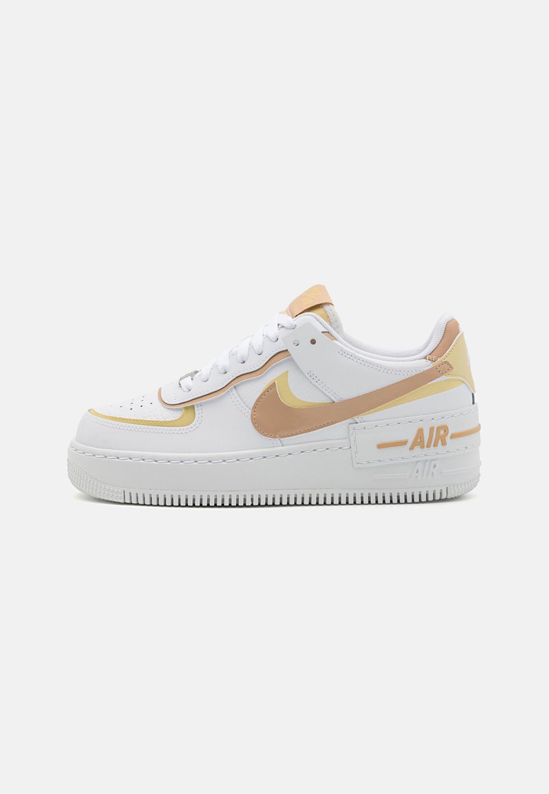 Fehér Nike Air Force 1 cipők barack és sárga díszítéssel, texturált bőr felsőrész, gumitalp és Air logó a sarkon.