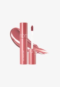Baume à lèvres rose vif dans un tube cylindrique avec un applicateur blanc. Échantillon de liquide brillant en arrière-plan. Texture lisse, design minimaliste.