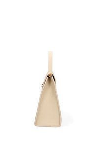 Borsa a mano in pelle beige con una forma triangolare affusolata, dotata di un manico singolo e una superficie liscia. Nessun hardware o accenti visibili.